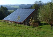 schuppen mit solarmodulen